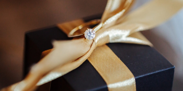 Jak wybrać pierścionek idealny na zaręczyny?