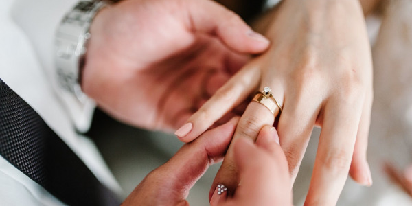 Jak nosić obrączkę i pierścionek zaręczynowy na jednym palcu