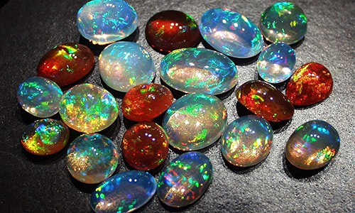 Opal - kamień mieniący się wszystkimi kolorami tęczy