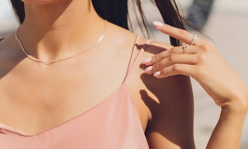 Pierścionek na środkowym palcu, kciuku lub palcu serdecznym. Co oznaczają pierścionki na poszczególnych palcach?