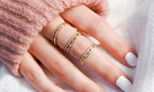 Jak nosić kilka pierścionków? Garść stylowych porad