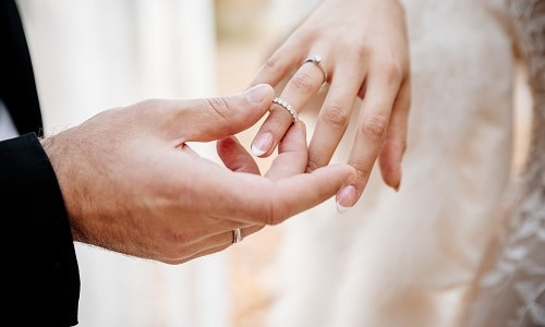 Jak nosić pierścionek zaręczynowy po ślubie?