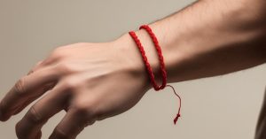 Bransoletka czerwony sznurek znaczenie: symbolika i moda.