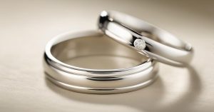 Obrączki z białego złota: przewodnik po najpiękniejszych modelach
