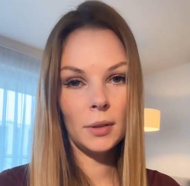 Małgorzata Tomaszewska w studio telewizyjnym.