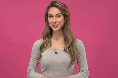 Ida Nowakowska w studiu telewizyjnym, uśmiechnięta i gotowa do prowadzenia programu lub sędziowania.
