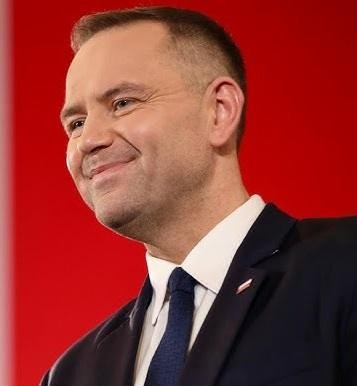 Karol Nawrocki podczas wystąpienia publicznego lub w przestrzeni muzealnej.