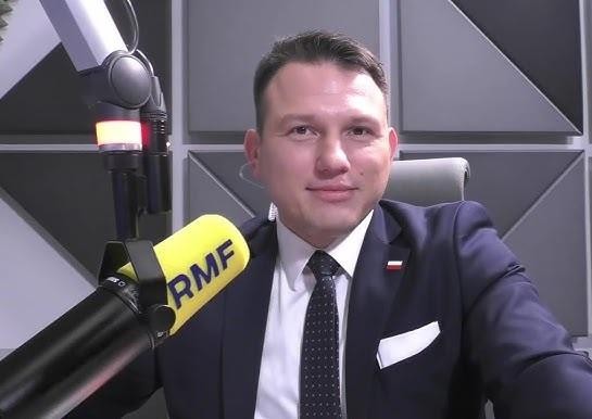 Sławomir Mentzen podczas wystąpienia publicznego.