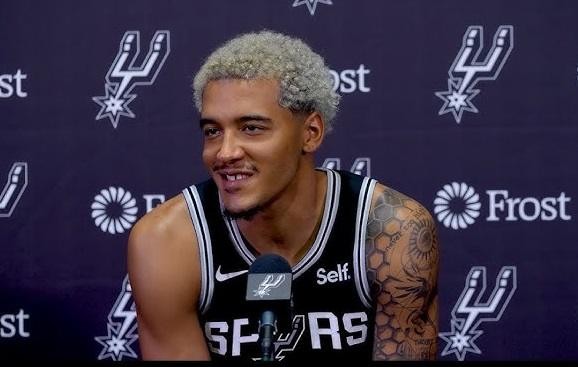 Dynamiczne ujęcie Jeremy'ego Sochana podczas meczu NBA.