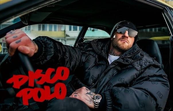 Kizo podczas występu lub sesji nagraniowej, polski raper