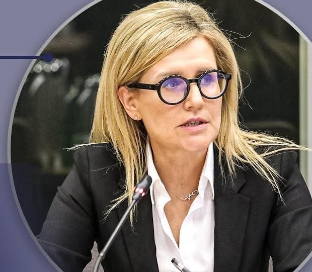 Ewa Wrzosek, prokurator, w gabinecie lub bibliotece prawniczej, z dokumentami w ręku.