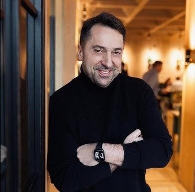 Marcin Miller, lider zespołu Boys, w trakcie energicznego występu na scenie.
