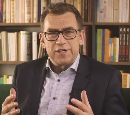 Maciej Orłoś w studiu telewizyjnym podczas pracy.