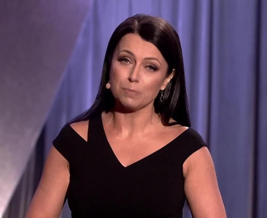 Adrianna Borek na scenie podczas występu kabaretowego.