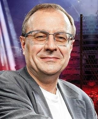 Antoni Dudek podczas wykładu lub w studiu telewizyjnym.