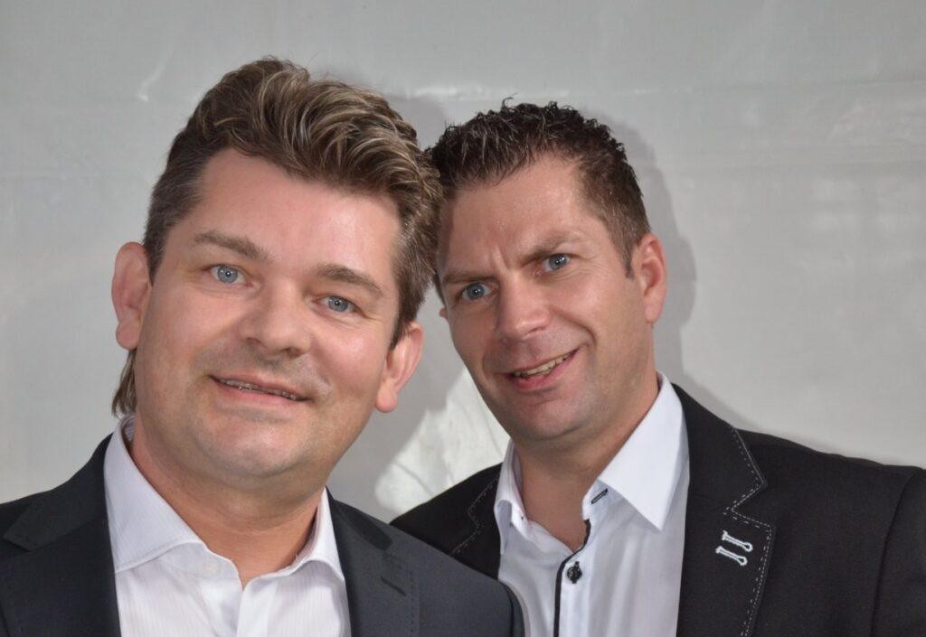 Ryszard Warot na scenie podczas występu z zespołem Akcent.
