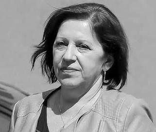 Barbara Skrzypek pracująca w biurze, symbolizująca jej rolę w administracji politycznej.