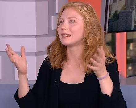 Aktorka Edyta Torhan na scenie teatralnej lub w podobnej scenerii