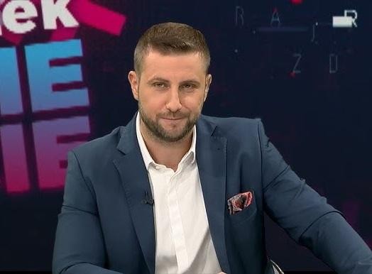 Miłosz Kłeczek w studio podczas programu publicystycznego.