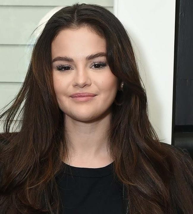 Selena Gomez na scenie, symbolizująca jej karierę muzyczną i aktorską.