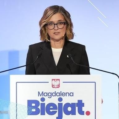 Magdalena Biejat podczas wystąpienia, symbolizująca jej aktywność w Sejmie lub Senacie.