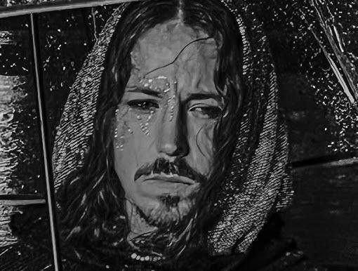 Michał Szpak śpiewający na scenie, w zbliżeniu, z mikrofonem, prezentujący swój ekspresyjny wizerunek sceniczny i fryzurę.