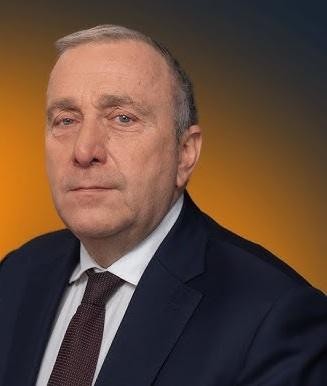 Grzegorz Schetyna przemawiający na mównicy
