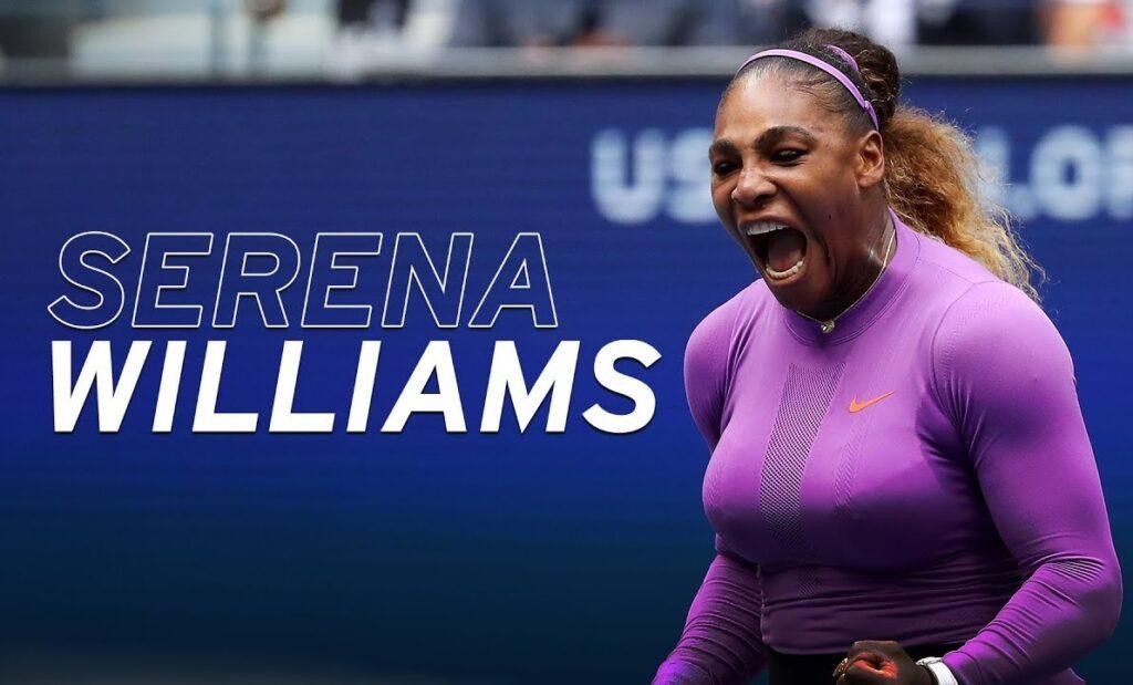 Serena Williams uderzająca piłkę podczas meczu tenisowego.