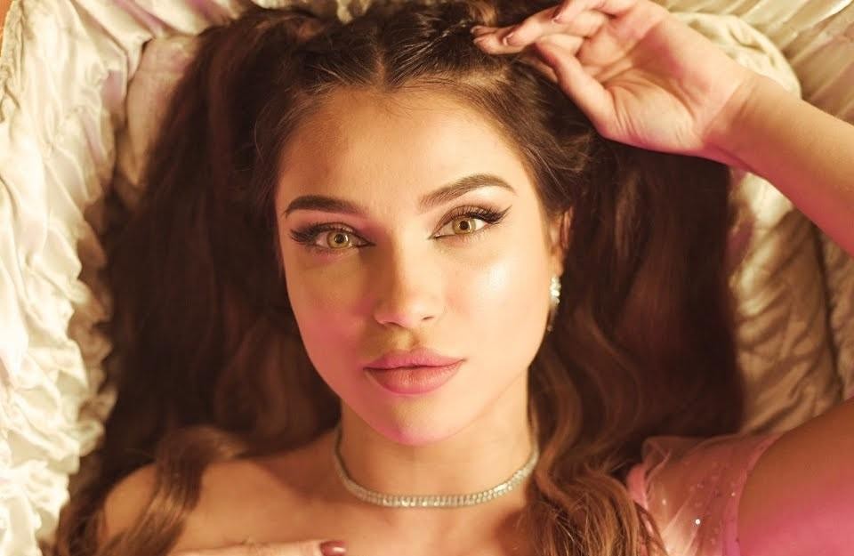 Natalia Karczmarczyk (Natsu) symbolizująca sukces w karierze internetowej, z elementami graficznymi mediów społecznościowych, takich jak YouTube i TikTok.