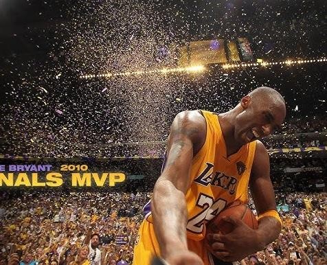 Kobe Bryant świętujący zdobycie mistrzostwa NBA, z subtelnym nawiązaniem do Oscara.