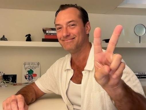 Jude Law na zdjęciu promującym jego karierę aktorską.