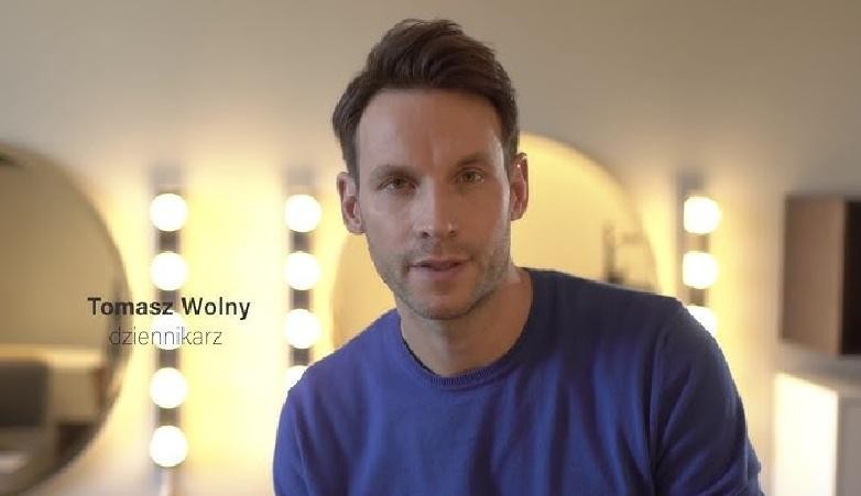 Tomasz Wolny w studiu telewizyjnym.