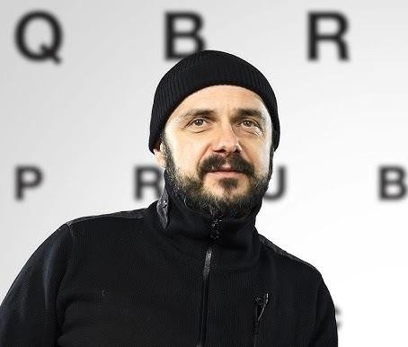 Arkadiusz Jakubik w ujęciu artystycznym, symbolizującym jego wszechstronną karierę aktorską, reżyserską i muzyczną.