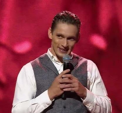 Filip Gurłacz w półprofilu