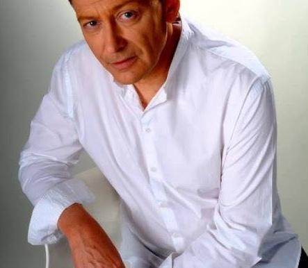 Jacek Borkowski w scenerii nawiązującej do jego kariery aktorskiej.