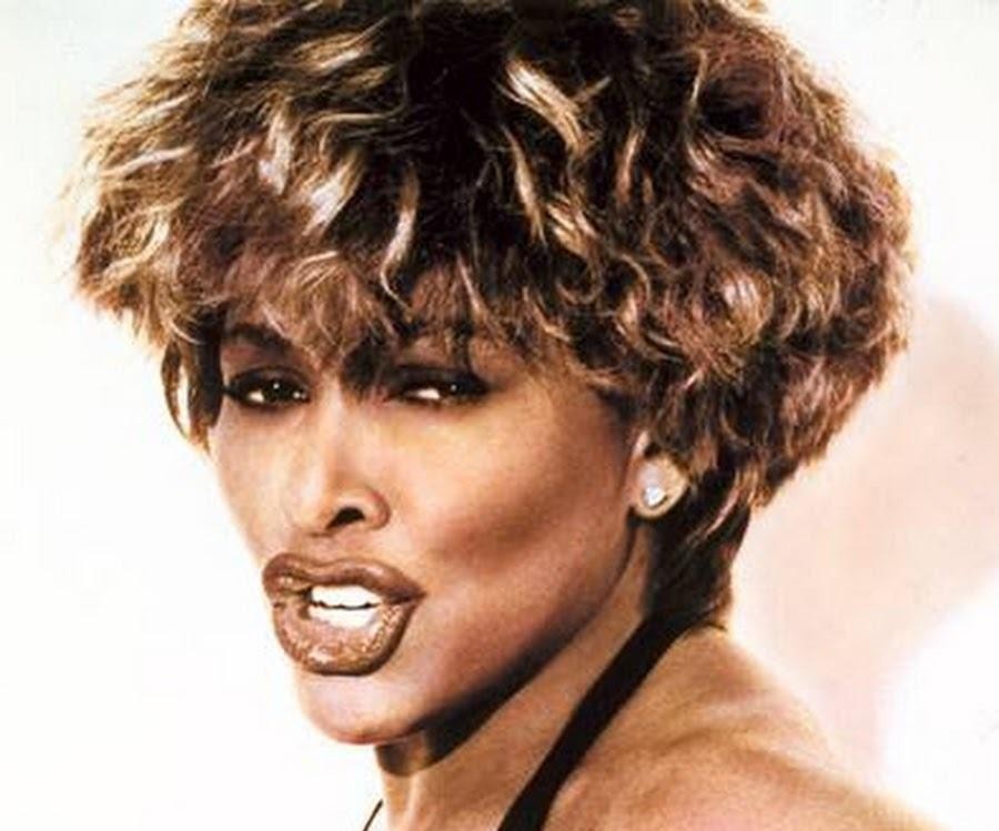 Tina Turner w okresie sukcesu kariery solowej, uśmiechnięta i pełna energii.