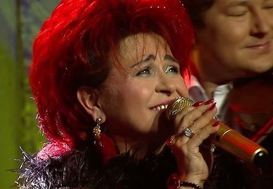 Bernadeta Kowalska śpiewająca na scenie z zespołem 