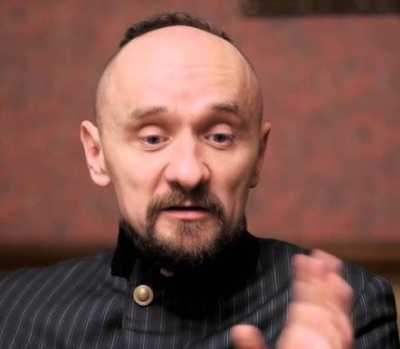 Dynamiczna scena teatralna odzwierciedlająca styl Jana Klaty.