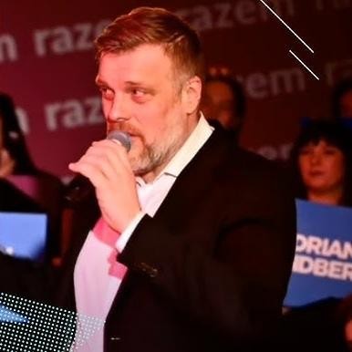 Adrian Zandberg podczas wystąpienia publicznego, w roli polityka i lidera Partii Razem.