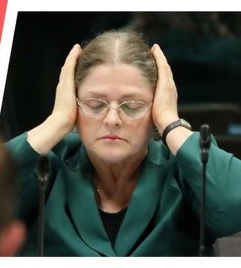 Portret Krystyny Pawłowicz w formalnym otoczeniu