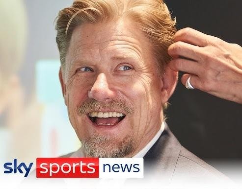 Peter Schmeichel, duński legendarny bramkarz, świętujący zwycięstwo na boisku w barwach klubowych lub reprezentacji.