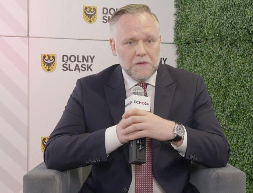 Dawid Jackiewicz przemawiający.