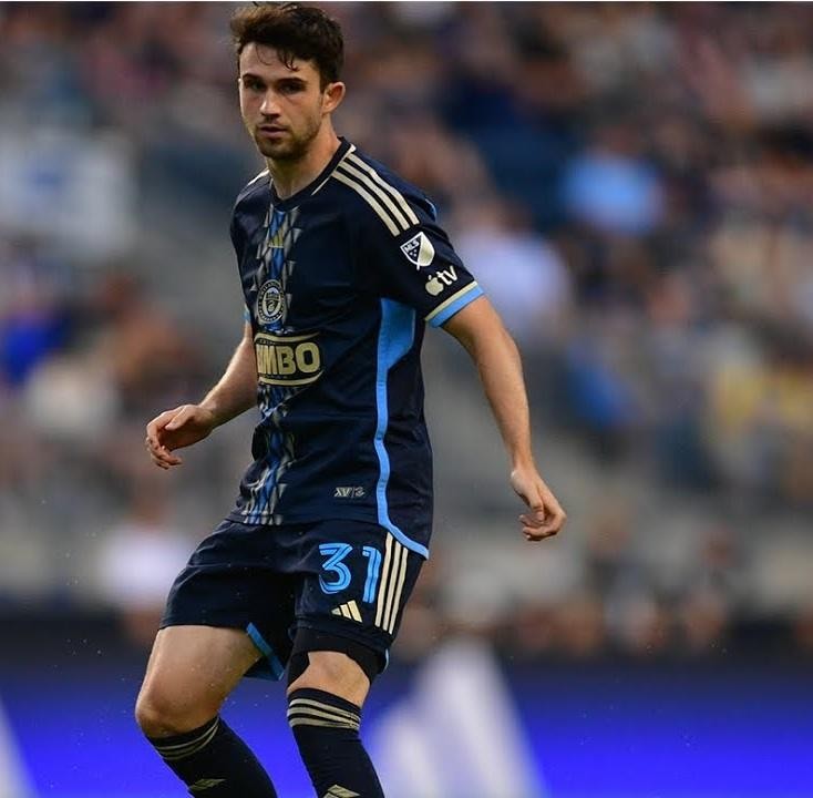 Piłkarz Leon Flach w akcji w koszulce Philadelphia Union.