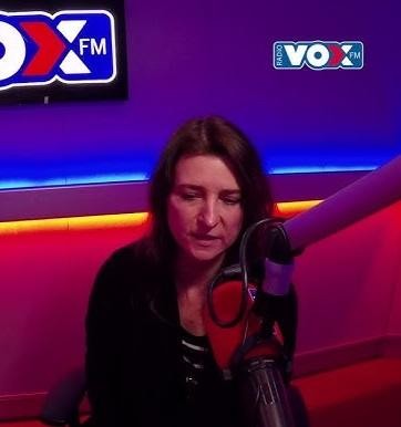 Renata Dąbkowska podczas występu na scenie, śpiewająca do mikrofonu.
