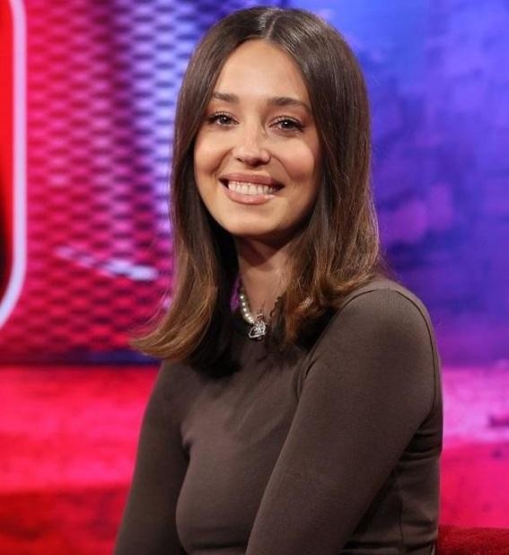 Izabella Krzan w studiu telewizyjnym podczas prowadzenia programu.