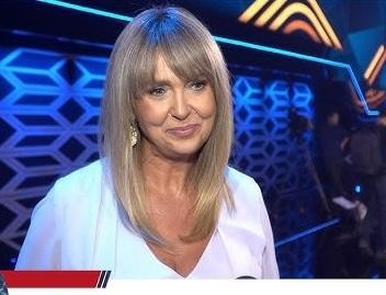 Ewa Wachowicz w studiu telewizyjnym lub na planie programu kulinarnego.
