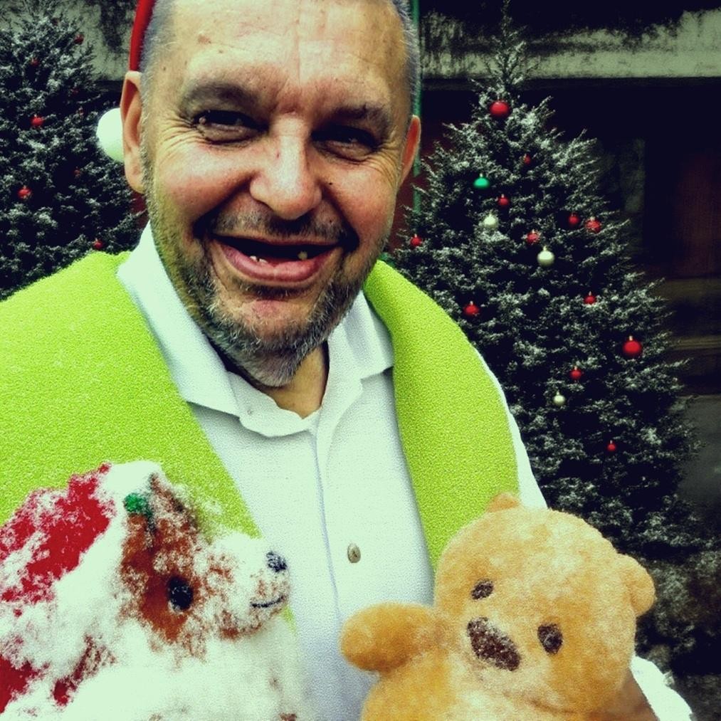 Krzysztof Kononowicz w swoim domu przy ulicy Szkolnej 17, podczas nagrywania jednego z materiałów do internetu.