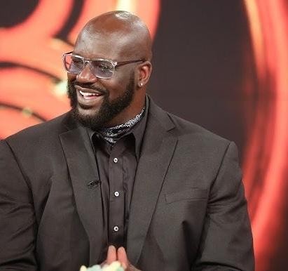 Shaquille O'Neal wykonujący wsad do kosza podczas meczu NBA.