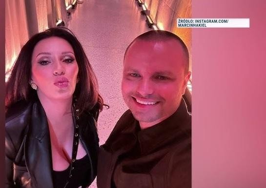 Marcin Hakiel w dynamicznej pozie, symbolizującej jego karierę tancerza i przedsiębiorcy.