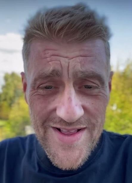 Tomasz Jakubiak, polski kucharz i juror programów kulinarnych, uśmiechnięty w kuchni.